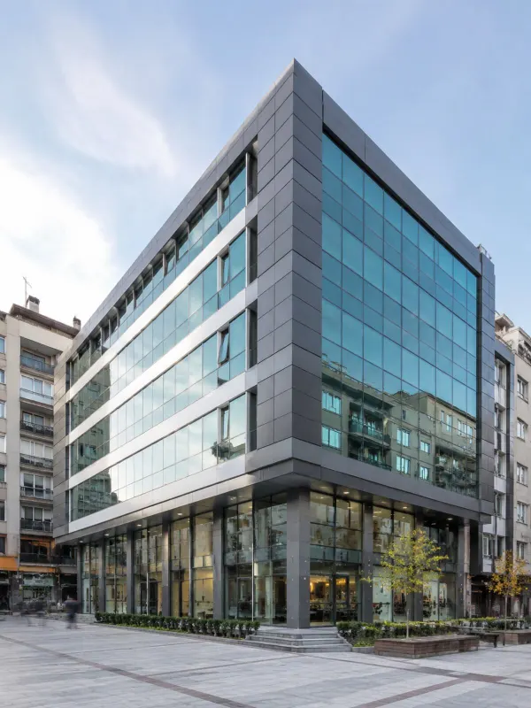 Ankara'da alüminyum doğrama uygulanmış ofis merkezi